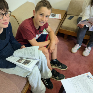 Rose et Hugo jugeant un journal réalisé par une école