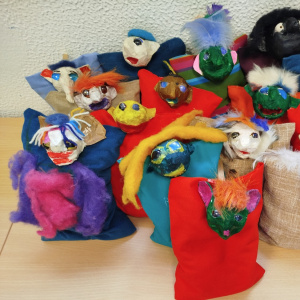 Des marionnettes colorées