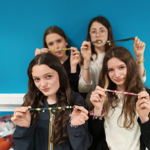 Des 5e fières de leurs bracelets