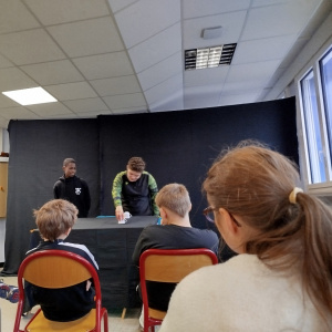 Première approche du théâtre d'objet avec des tasses à café