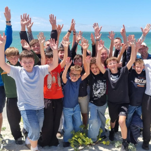 Groupe ensoleillé les mains en l'air