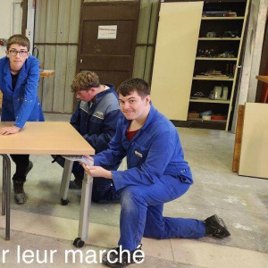Fabrication d'une table pour le marché