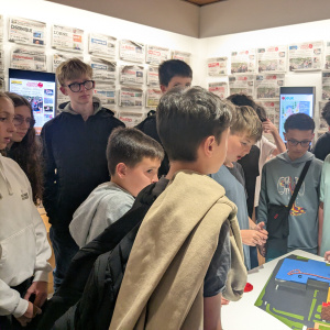 Devant la maquette de Ouest-France