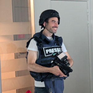 Monsieur Soubigou essaye aussi la panoplie du parfait reporter de guerre