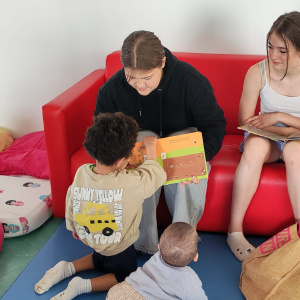 Sonia et Pauline lisent aux plus petits