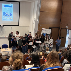 Les élèves du BeaumaMag reçoivent leur prix de la main d'une journaliste