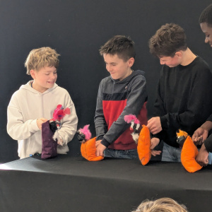 Marlon, Axel, Jul et Moriba donnent vie à leurs marionnettes