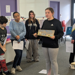 Julia présentant sa ville du futur