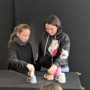Siana et Clydwen donnent vie à des tasses