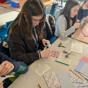 Des élèves appliquées pour réaliser des cartes de voeux