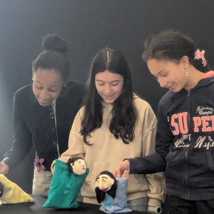 Mirna, Emy et Awa donnent vie à leurs marionettes