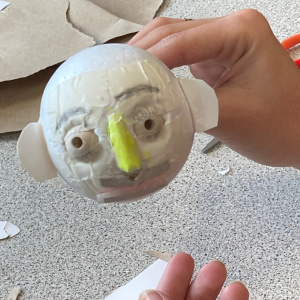 La tête prend forme