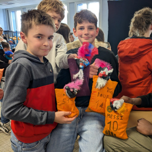 Axel, Marlon, Jul et Moriba arborant leurs marionettes