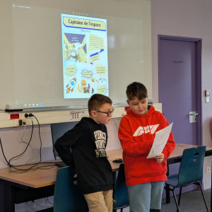 Axel et Andreï présentant leur affiche