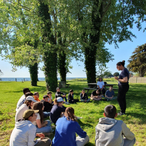 Des élèves attentifs avant l'activité de fabrication