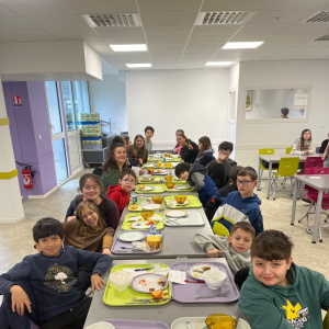 6D et 6A petit-déjeunant à la même table