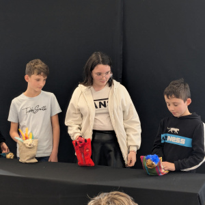 Dmytro, Louis, Clydwen et Enzo mettent en scène leurs marionettes
