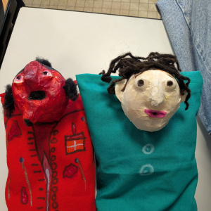 Deux marionettes expressives et colorées