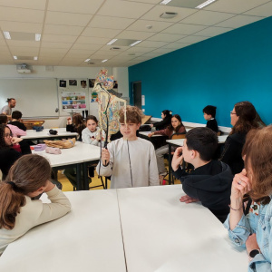 Marlon tenant une marionnette
