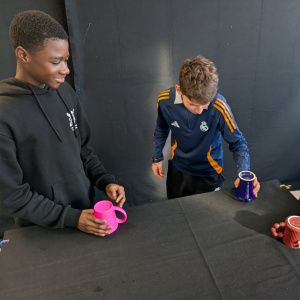 Moriba, Jul et Maël s'exercent au théâtre d'objet avec des tasses