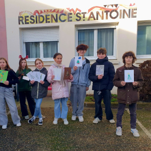 Eco-délégués devant la résidence Saint Antoine