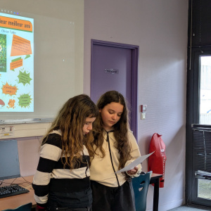 Lou et Mélody présentant leur affiche