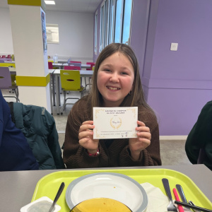 May-Lann montrant fièrement son diplôme