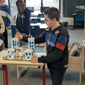 Timéo présentant sa ville du futur